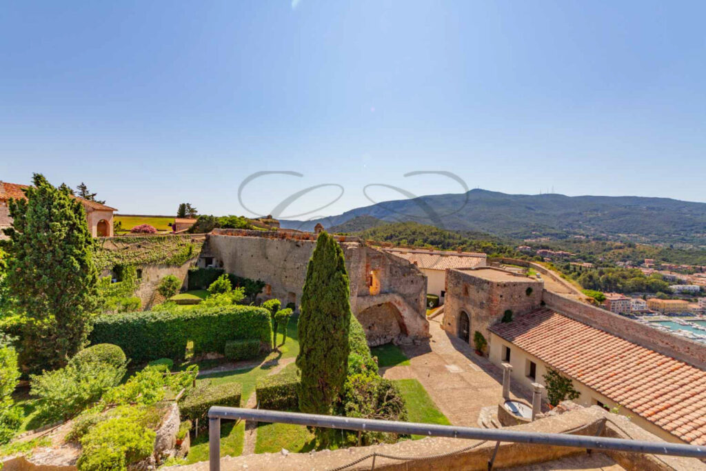 Vista sul mare blu dalla finestra della torre in vendita a Porto Ercole, immobile venduto da Class & Country Homes.