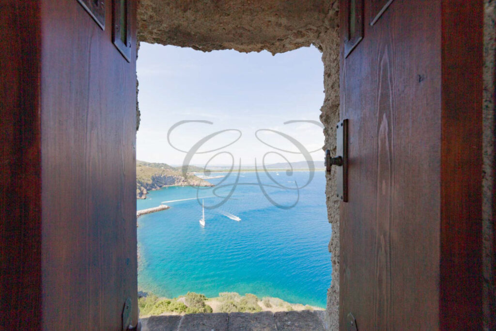 Vista sul mare blu dalla finestra della torre in vendita a Porto Ercole, immobile venduto da Class & Country Homes.