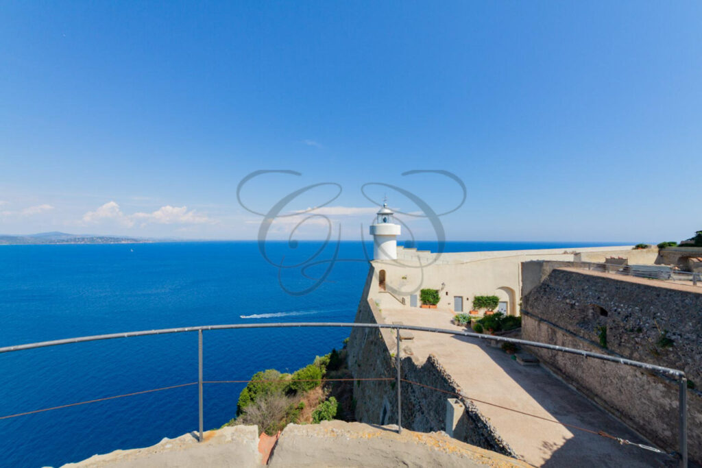 Vista sul mare e sul faro dalla fortezza, dimora storica in vendita a Porto Ercole.