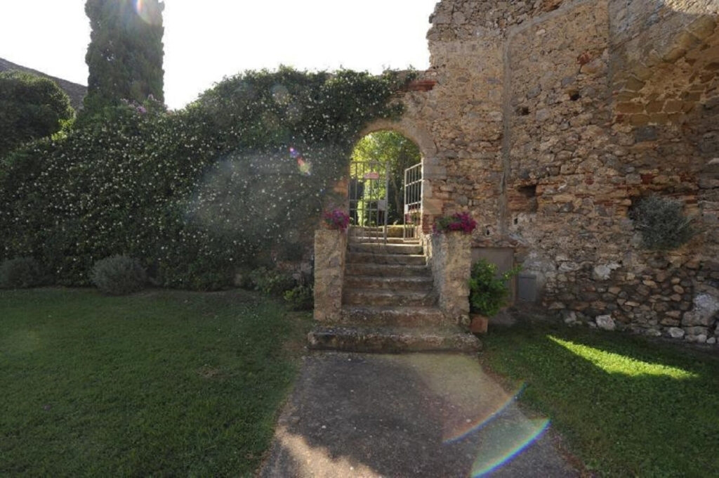 Giardino privato con patio e cipressi, immobile in vendita nella Rocca di Porto Ercole.