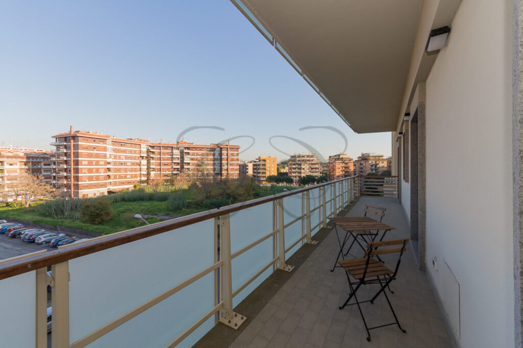 Balconata che dona luce all'appartamento, affittato da Class & Country Homes a Roma.