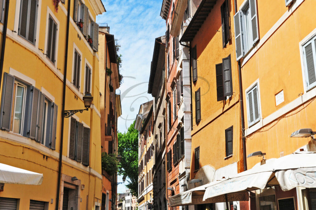 Vicoli e palazzi storici del Ghetto Ebraico, contesto di un appartamento venduto da Class & Country Homes.