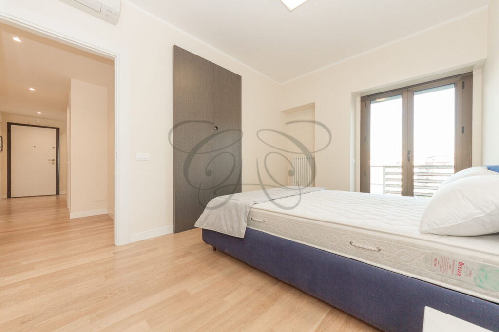 Seconda camera da letto ad uso studio, appartamento per aziende affittato da Class & Country Homes.