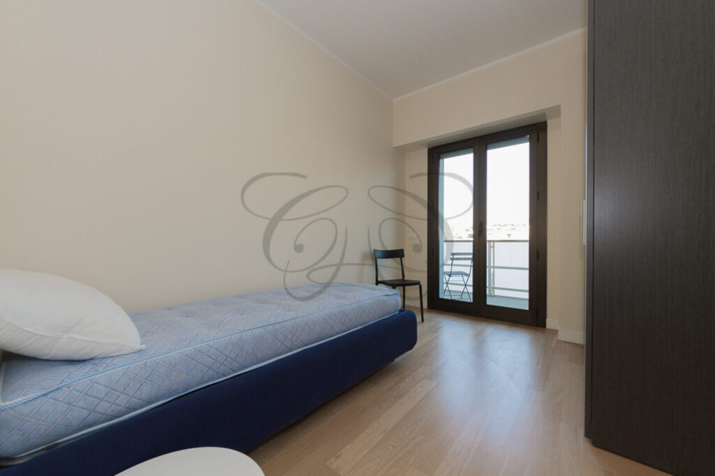 Una delle due camere da letto in appartamento affittato da Class & Country Homes a Roma Ostiense.