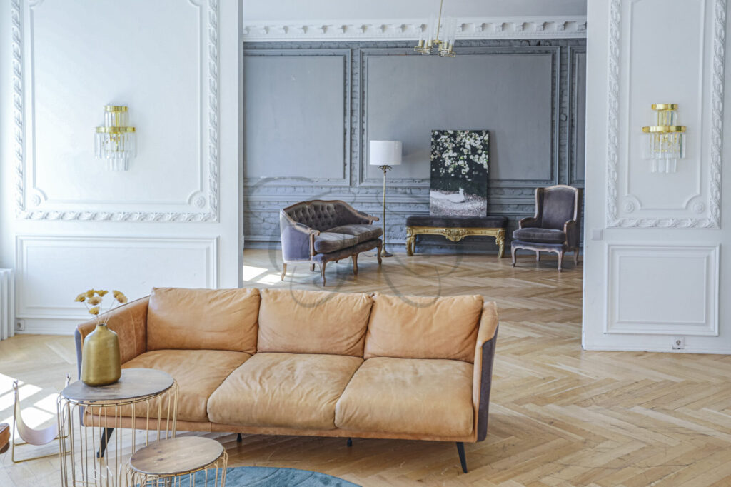 Infilata di saloni con parquet e boiserie in un appartamento di lusso venduto da Class & Country Homes nel centro storico di Roma.