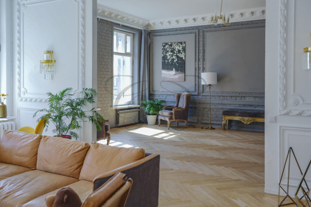 Ampio salone con parquet a spina di pesce e soffitti alti, in un appartamento venduto da Class & Country Homes a Roma.