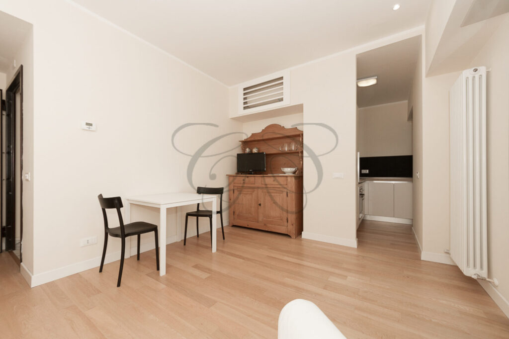 Soggiorno moderno e arredato in appartamento per locazioni aziendali, affittato da Class & Country Homes.