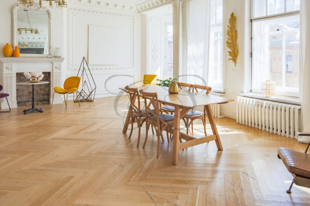 Dettaglio di arredi di design in un salone con boiserie, immobile venduto da Class & Country Homes a Roma.
