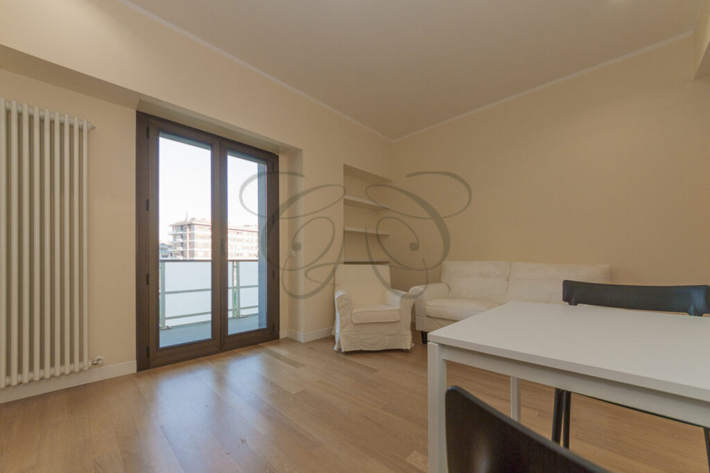 Soggiorno moderno e arredato in appartamento per locazioni aziendali, affittato da Class & Country Homes.