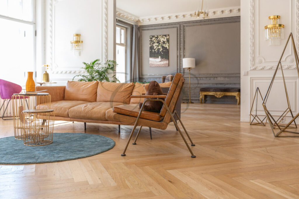 Salone di un appartamento dal design unico venduto da Class & Country Homes nel centro di Roma.