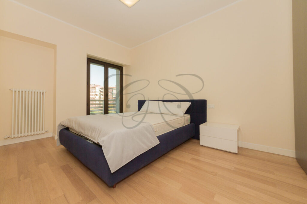 Camera da letto matrimoniale in appartamento per affitti corporate, affittato da Class & Country Homes a Roma.