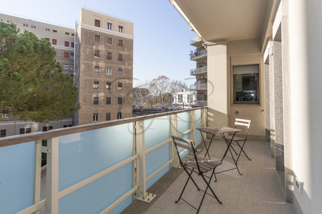 Balcone di un appartamento ristrutturato e affittato da Class & Country Homes a Roma Ostiense.