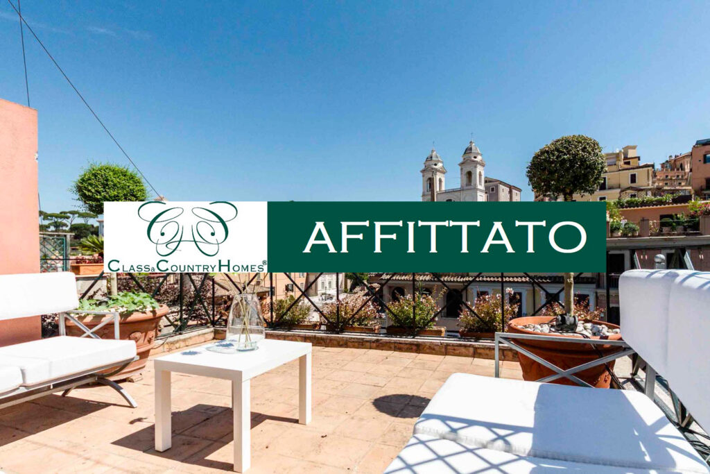 Terrazza panoramica di un attico di lusso in affitto a Roma, con vista sui tetti del centro storico.