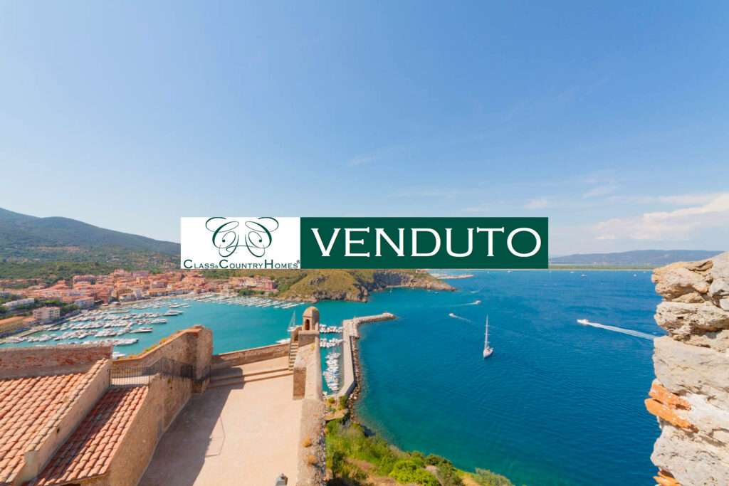 Vista panoramica sul mare e sul porto di Porto Ercole dalla dimora in vendita nella Rocca.