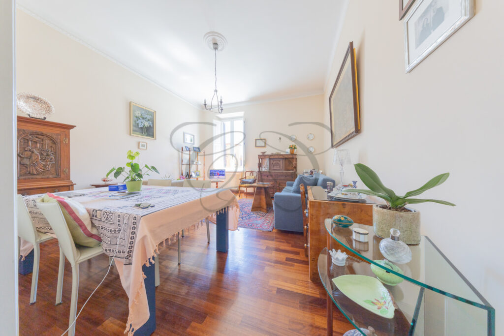 Soggiorno con zona pranzo in appartamento in nuda proprietà in vendita nel quartiere Flaminio a Roma.