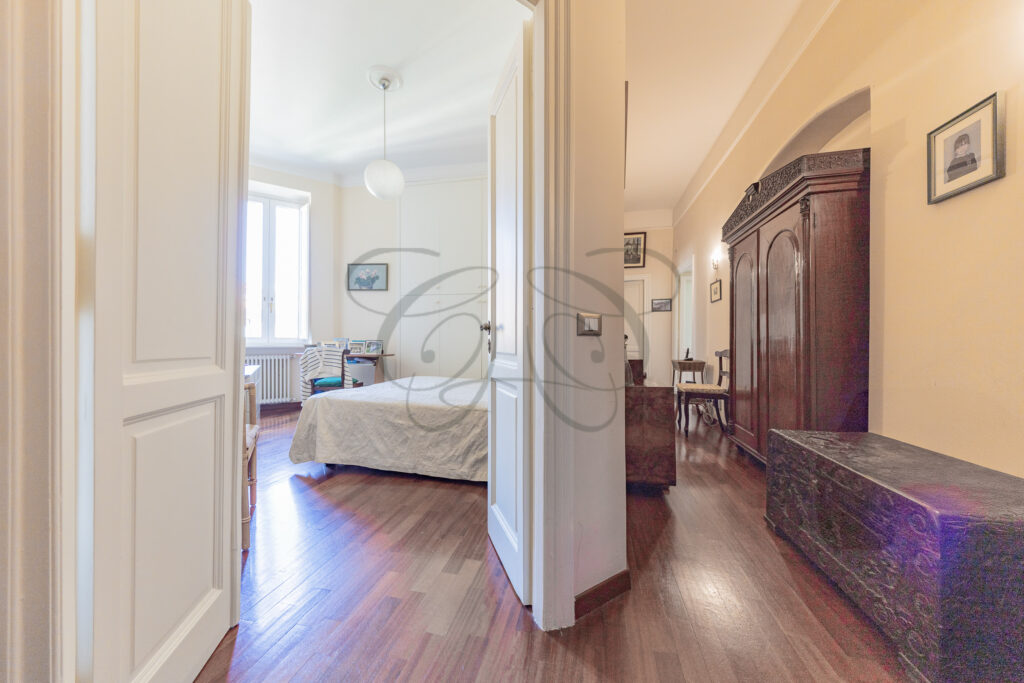 Corridoio con arredi d'epoca e vista sulla camera, nuda proprietà in vendita a Roma Flaminio.