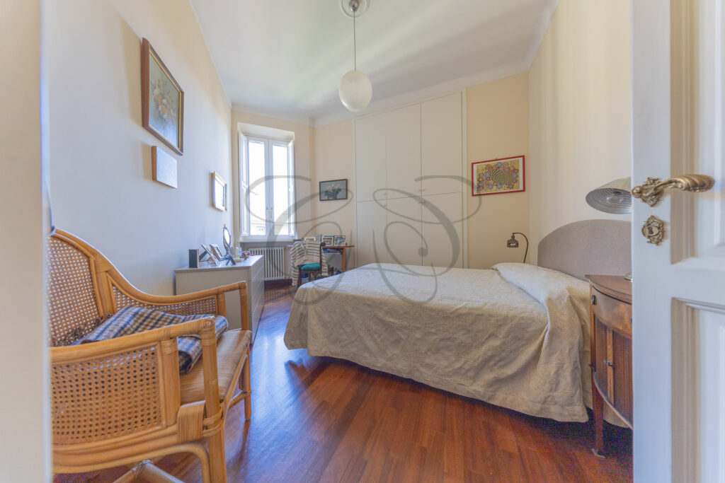 Camera da letto matrimoniale in appartamento in vendita come nuda proprietà a Roma, quartiere Flaminio.