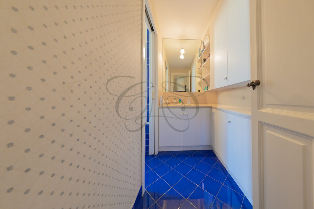 Bagno con vasca e piastrelle blu, appartamento in vendita come nuda proprietà a Roma Flaminio.