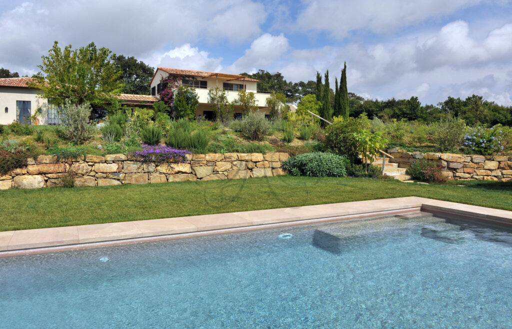 The infinity pool of an ultra-luxury villa for rent in Capalbio, Tuscany, offered by Class & Country Homes.