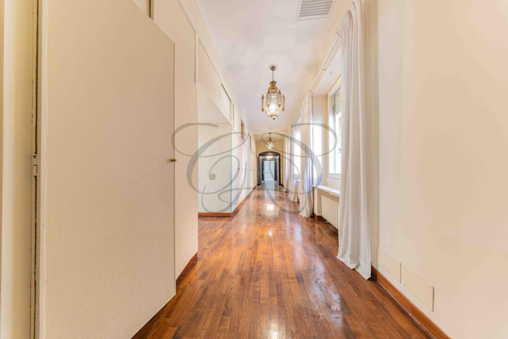 Lungo corridoio che collega gli ambienti della zona notte a Roma Parioli