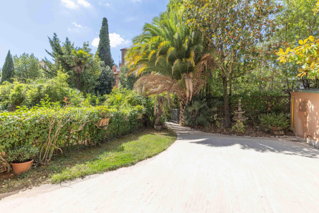 Dettaglio del giardino terrazzato con piante rigogliose e alberi, parte di un attico di lusso in vendita a Roma Parioli.