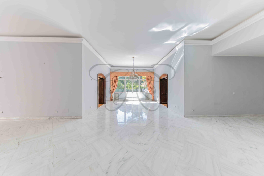 Vista dall'ingresso principale verso il salone di rappresentanza in un appartamento di lusso nel quartiere Parioli a Roma.