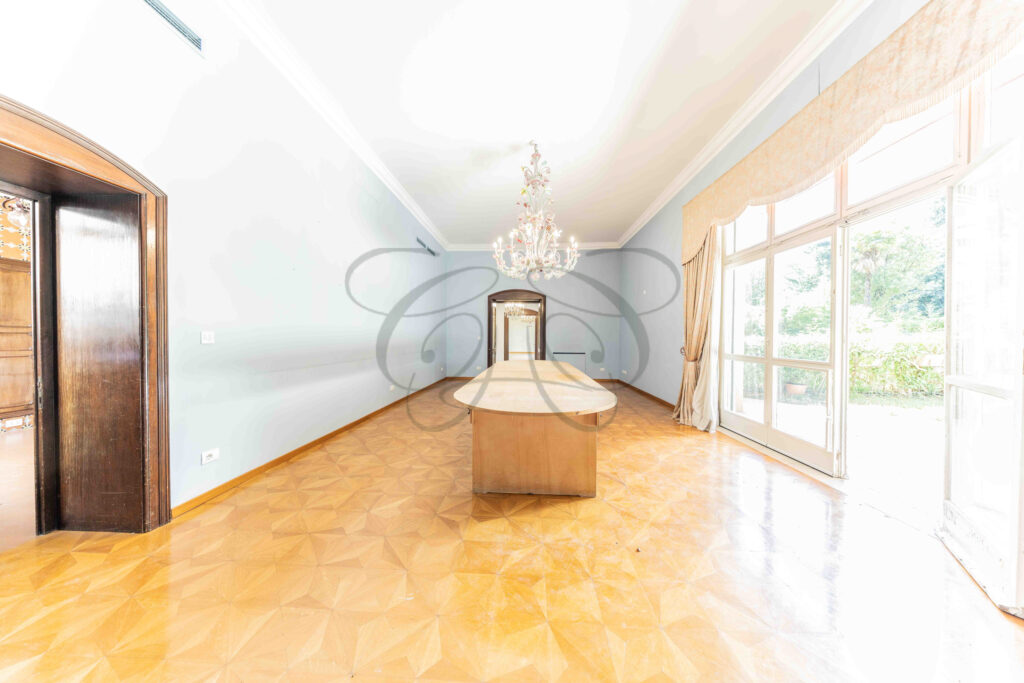 Prospettiva dalla sala da pranzo verso il salone di rappresentanza in un esclusivo appartamento in vendita a Roma Parioli.
