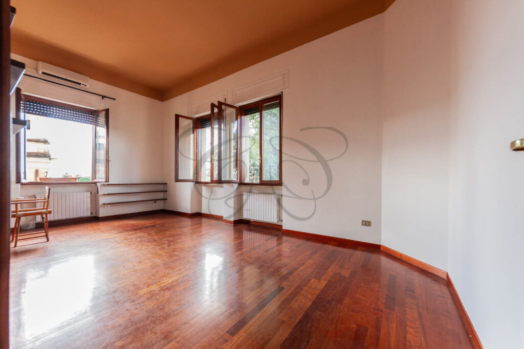 Salone con parquet e finestra in appartamento a Monteverde Vecchio - Class & Country Homes.