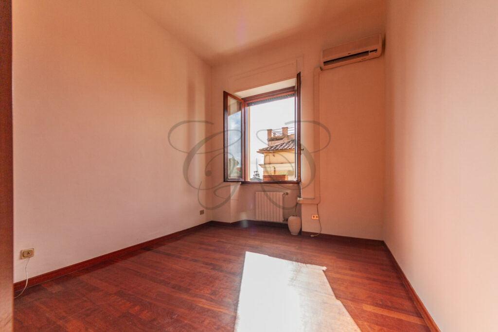 Finestra della camera da letto con affaccio luminoso, appartamento Monteverde - Class & Country Homes.