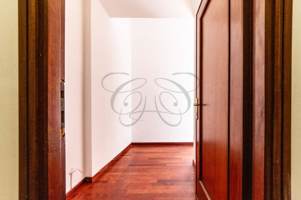 Corridoio con pavimento in parquet in appartamento a Monteverde Vecchio - Class & Country Homes.