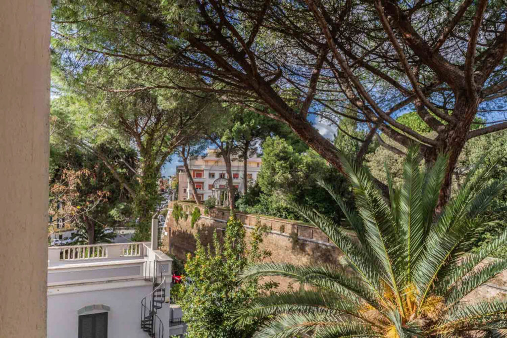 Vista sugli alberi di Villa Sciarra dall'appartamento in affitto - Class & Country Homes.