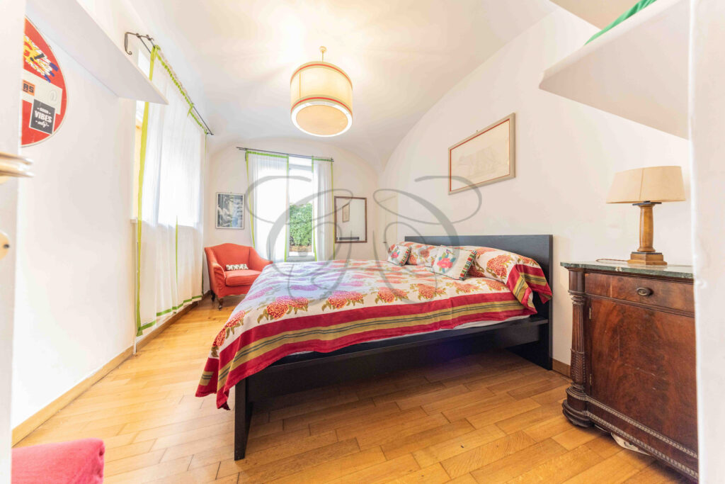 Master bedroom with vaulted ceiling and direct access to the garden - Class & Country Homes.