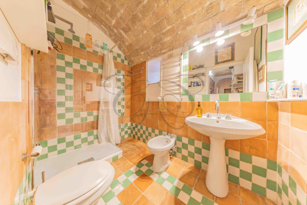 Bathroom with characteristic green and white checkered tiles - Class & Country Homes.
