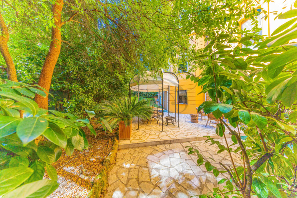 courtyard with lush plants and stone details - Class & Country Homes.