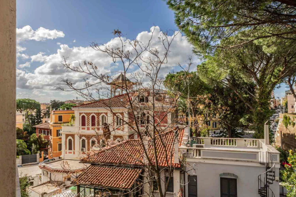 Vista su Villa Sciarra dall'appartamento in affitto a Monteverde - Class & Country Homes.