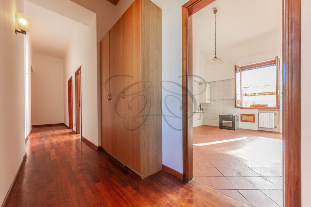 Ingresso e corridoio con parquet in appartamento a Monteverde - Class & Country Homes.