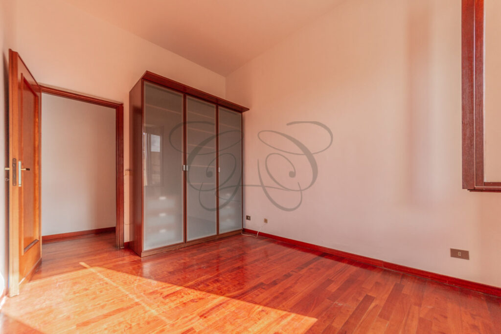 Camera da letto con parquet e armadio in appartamento Monteverde - Class & Country Homes.