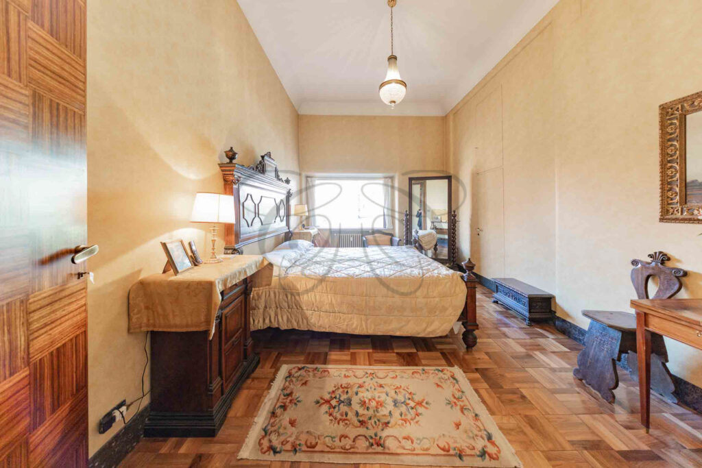 Bright and spacious master bedroom in Vigna Clara apartment - Class & Country Homes.