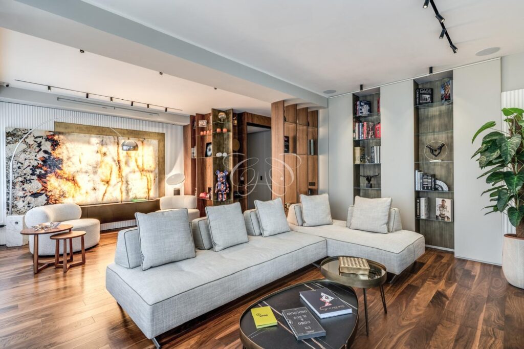 Vendere appartamento di lusso Camilluccia Roma — salone con parete in marmo Patagonia retroilluminato