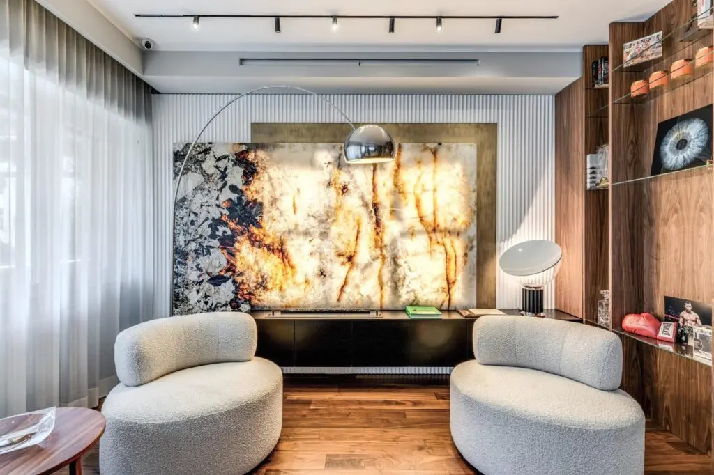 Camilluccia Roma appartamento vendita lusso — lastra unica di Patagonia retroilluminata nel salone