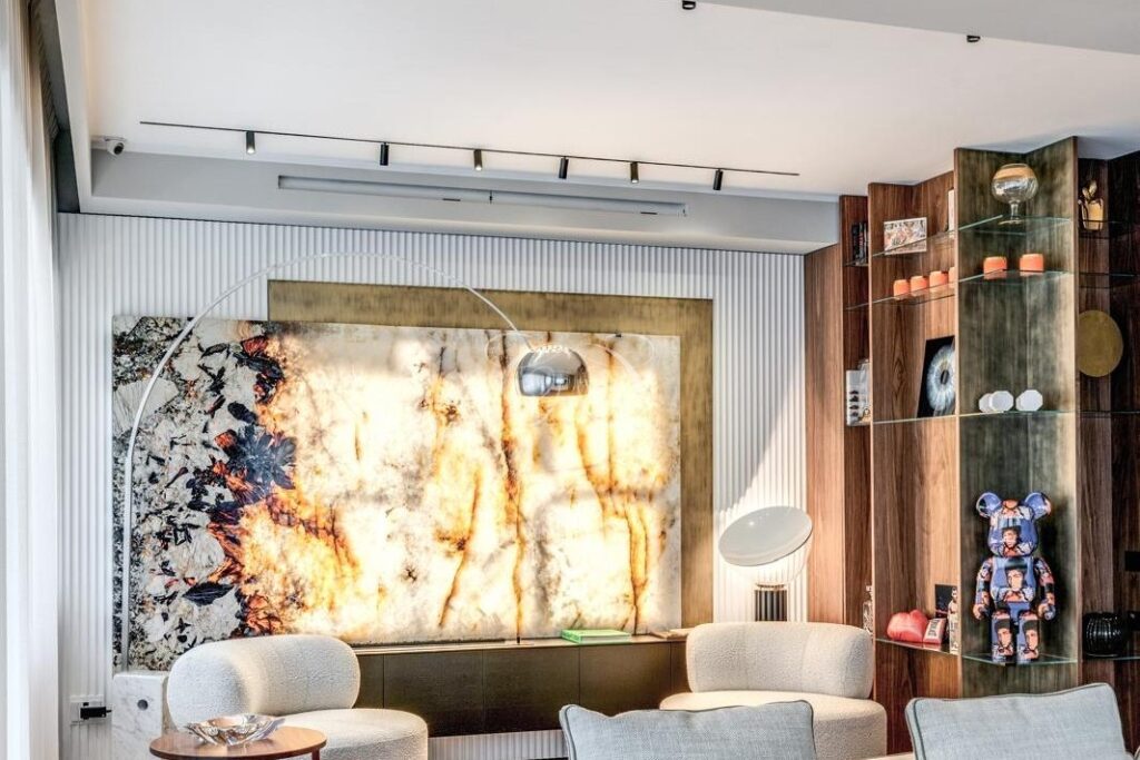 Camilluccia Roma appartamento vendita lusso — area lettura del salone davanti alla pietra retroilluminata