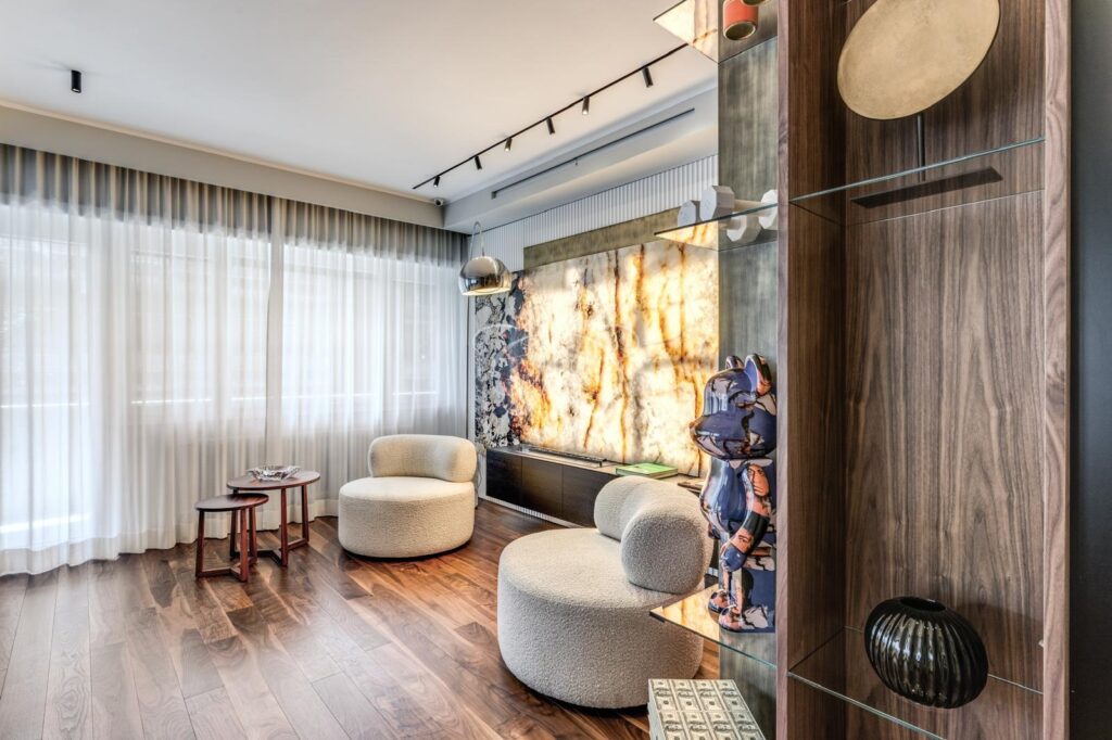 Vendere appartamento di lusso Camilluccia Roma — salone con libreria su misura in noce