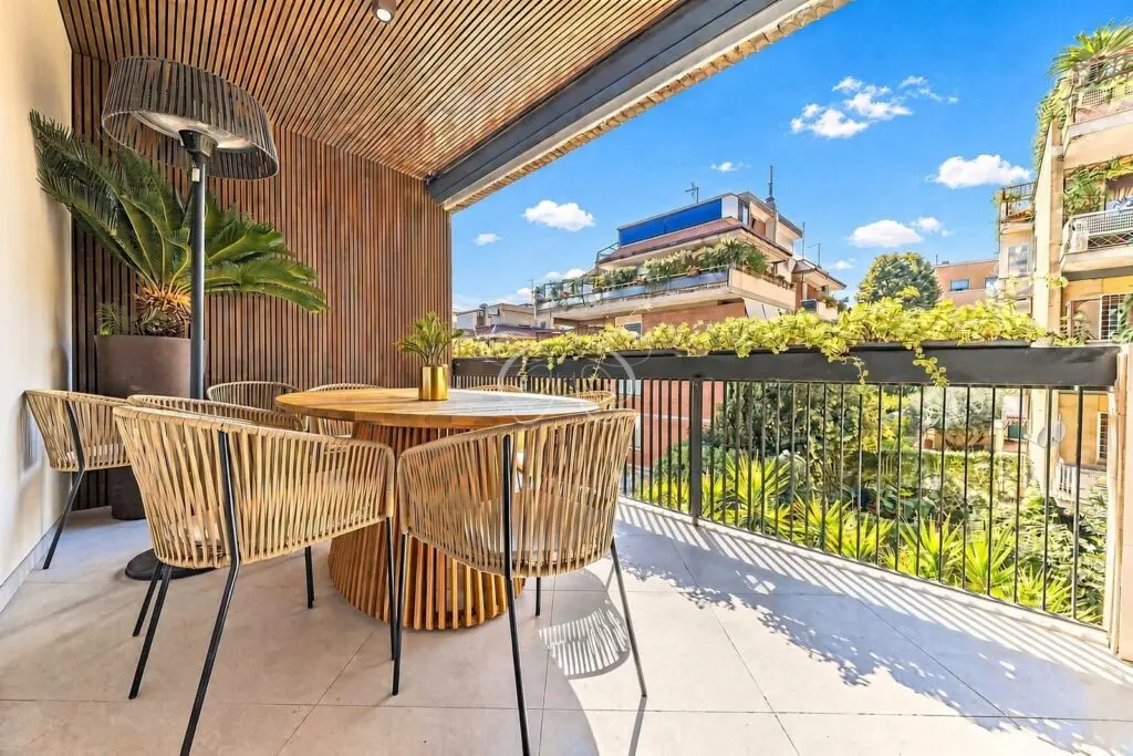 Camilluccia Roma appartamento vendita lusso — terrazzo con soffitto a doghe di teak e riscaldatore esterno