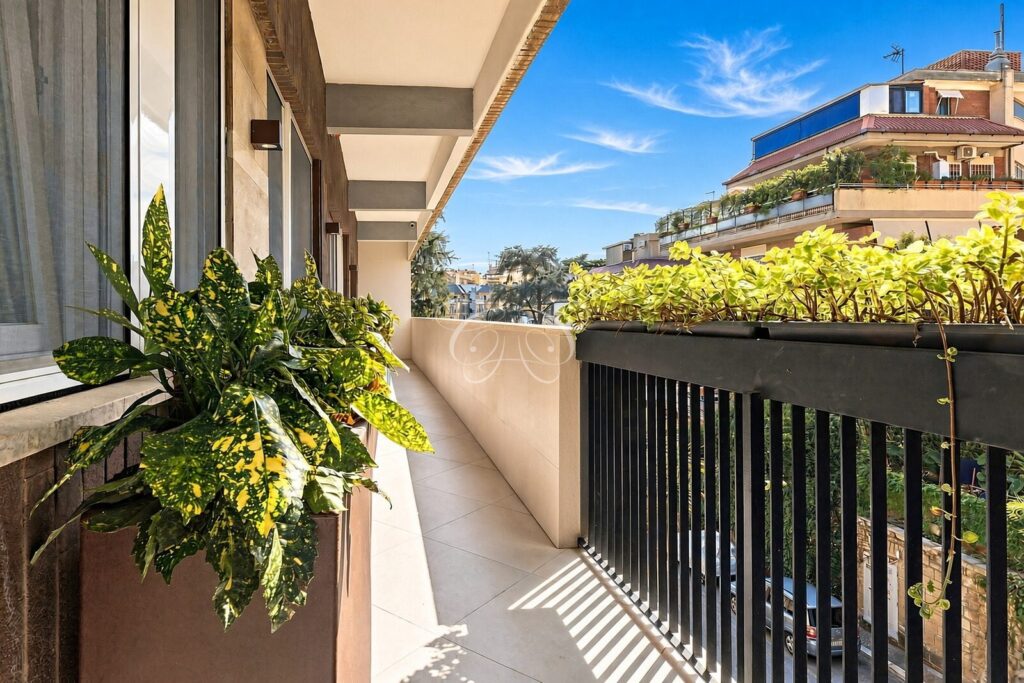 Camilluccia Roma appartamento vendita lusso — balcone con fioriere piantumate lungo la facciata