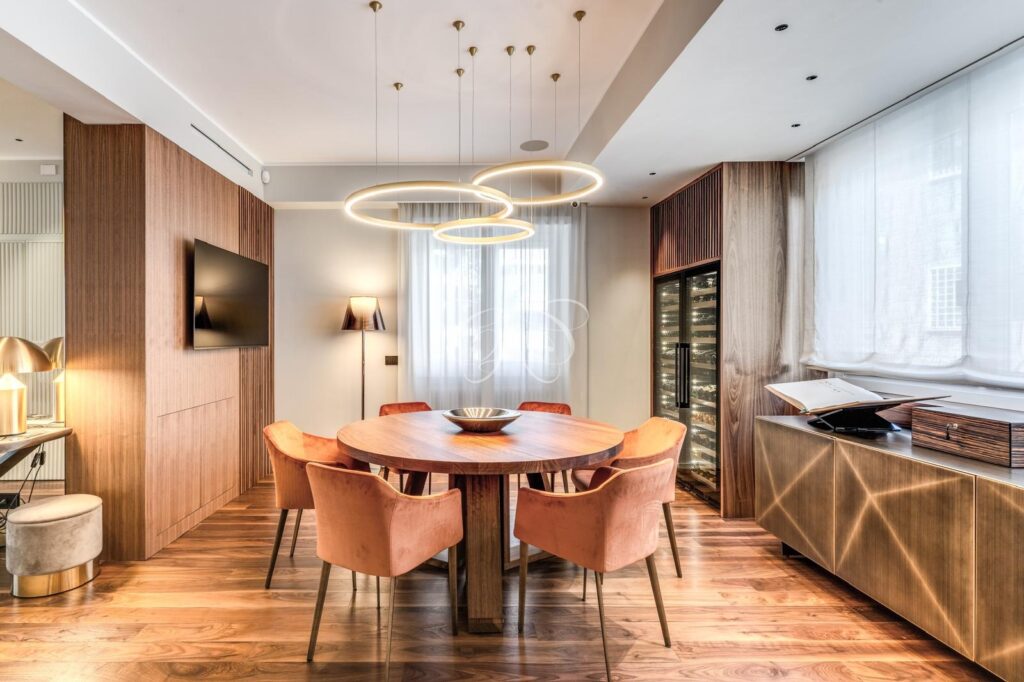 Camilluccia Roma appartamento vendita lusso — sala da pranzo con sospensione ad anelli luminosi