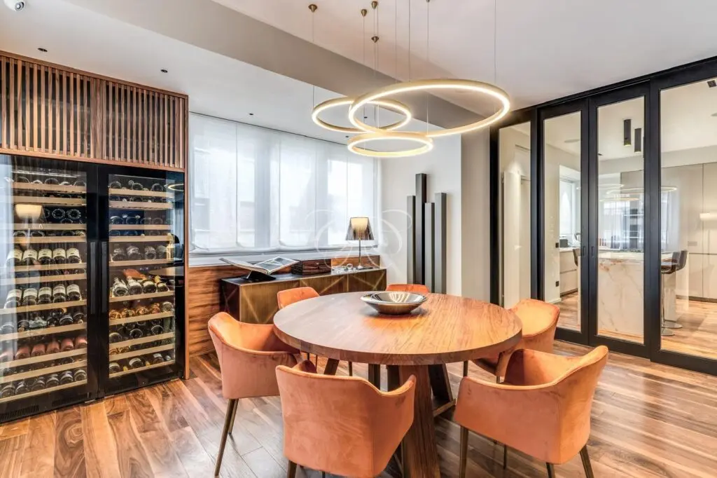 Camilluccia Roma appartamento vendita lusso — sala da pranzo con due cantine vino integrate