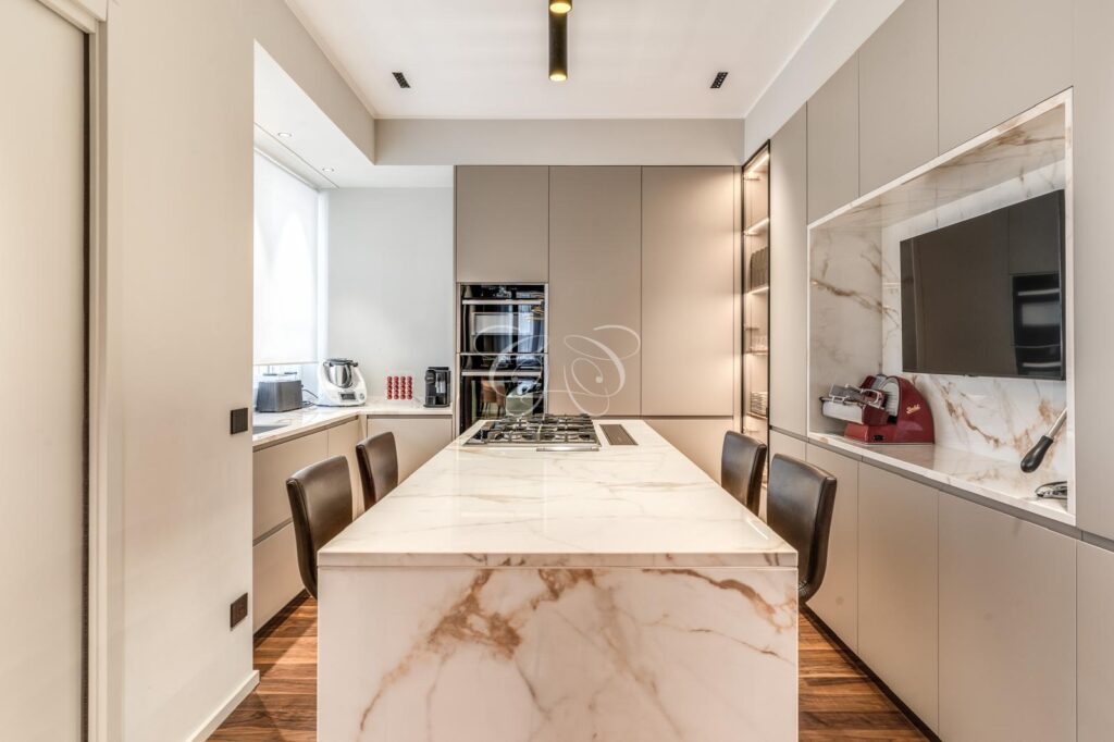 Camilluccia Roma appartamento vendita lusso — cucina Porcelanosa con isola centrale