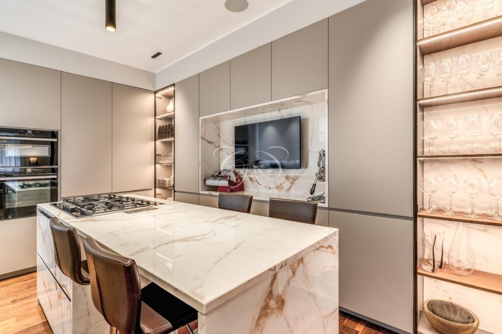 Camilluccia Roma appartamento vendita lusso — cucina con colonne forni e nicchia TV in lastra