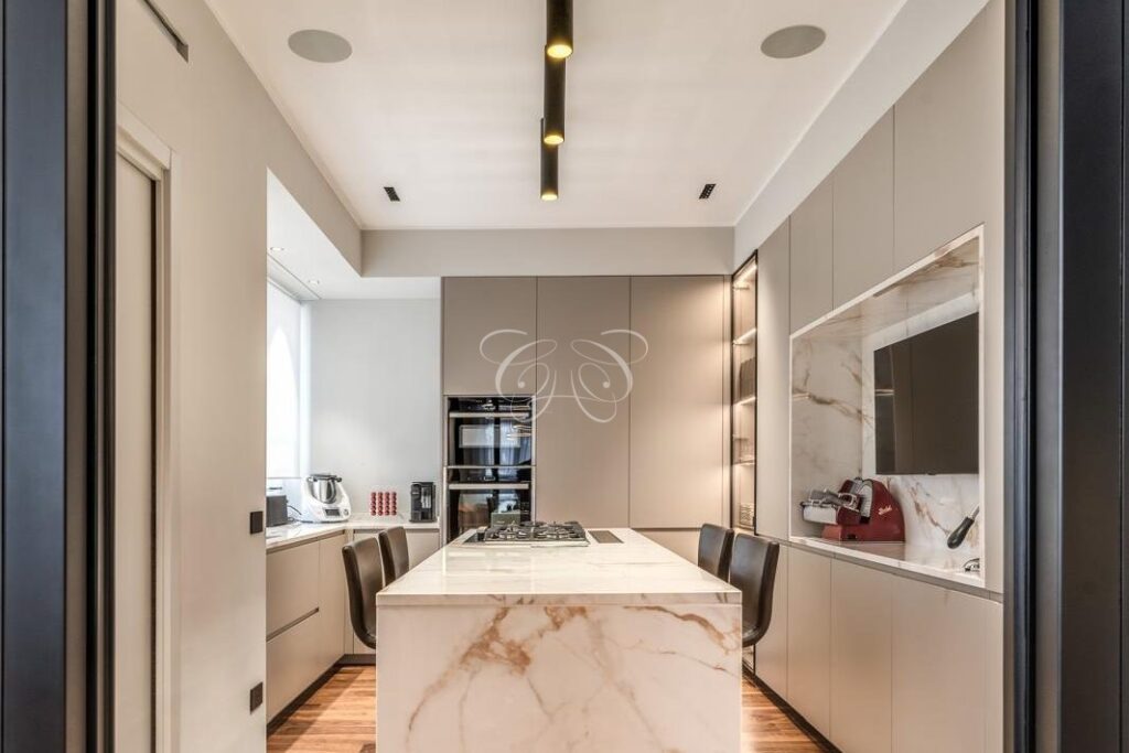 Camilluccia Roma appartamento vendita lusso — la cucina vista attraverso la vetrata scorrevole