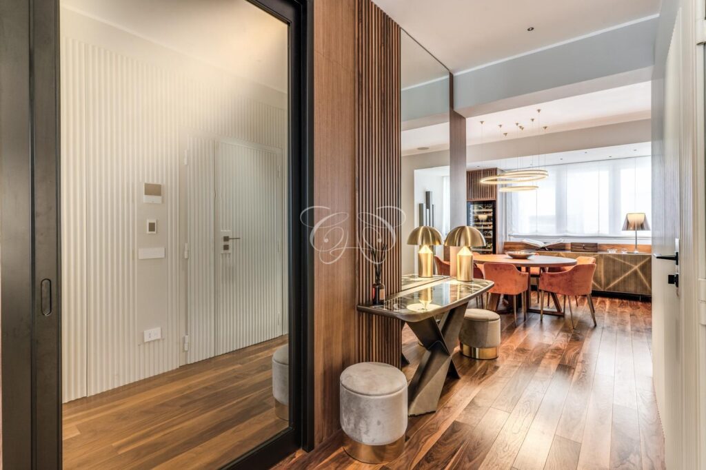 Vendere appartamento di lusso Camilluccia Roma — ingresso con consolle e specchio a tutta altezza